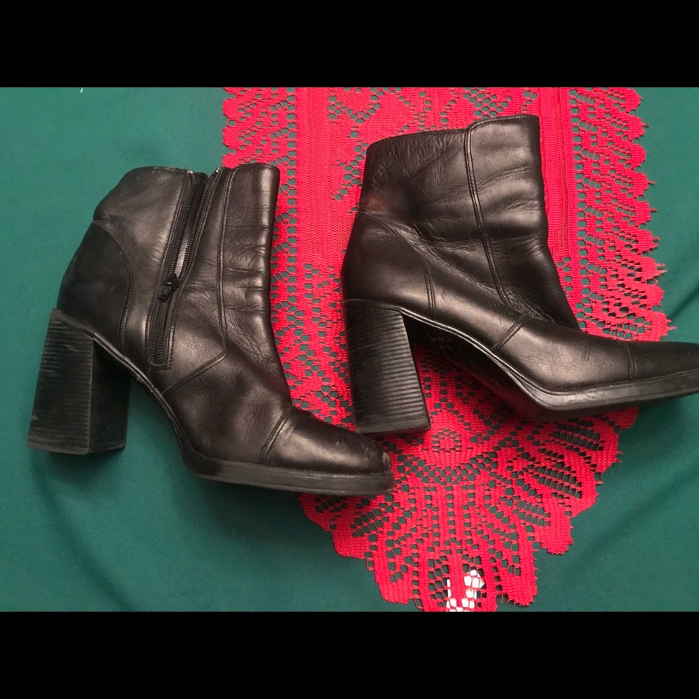 Short black boots